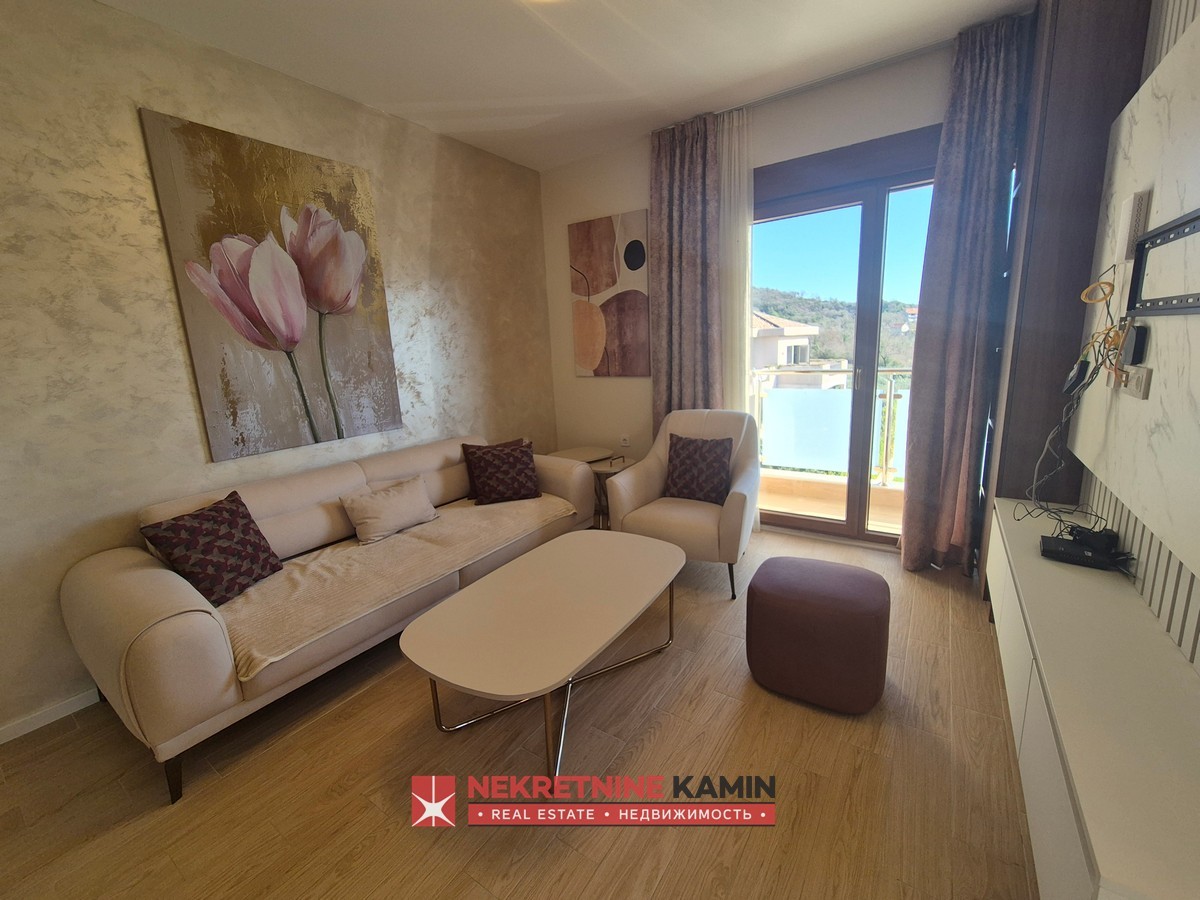 Spacious, Nicely Furnished Three-Bedroom Apartment with 2 Parking Spaces, Radanovići